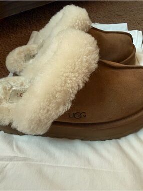UGG Women's Chestnut Suede Shearling Slide - Chestnut & Cream